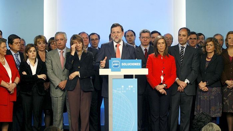Imagen de la rueda de prensa del líder del PP, Mariano Rajoy, el 11 de febrero de 2009, rodeado de la plana mayor del partido entonces, cuando arrancó de la investigación del caso Gürtel. EFE/Víctor Lerena
