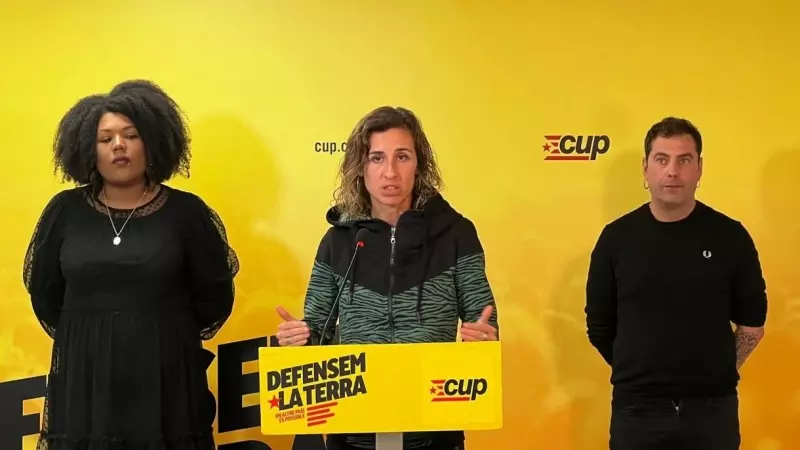 24/04/2024 - La cap de llista de la CUP pel 12-M, Laia Estrada, al centre de la imatge i al costat dels també candidats Nogay Ndiaye i David Caño.