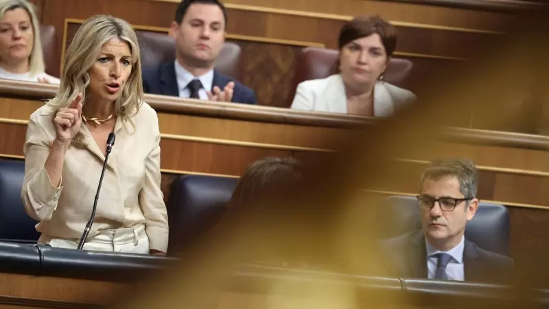 La ministra de Trabajo, Yolanda Díaz, interviene durante una sesión de control al Gobierno, a 24 de abril de 2024, en Madrid.