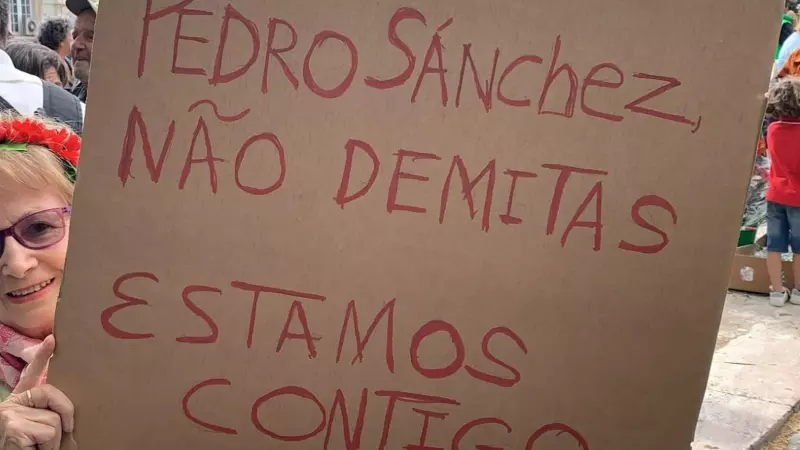 Asistentes a la celebración de los claveles portugueses muestran carteles en apoyo al presidente del Gobierno español, en Lisboa, a 25 de abril de 2024.