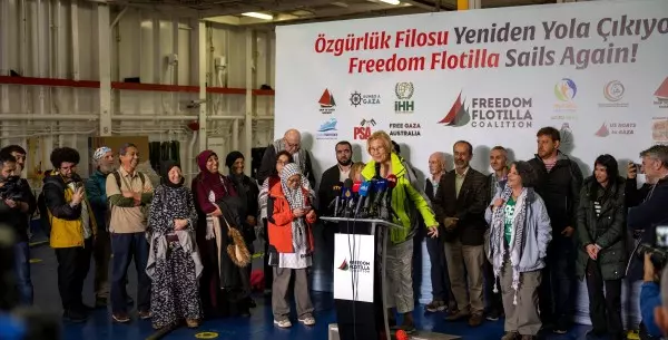 Activistas celebran una conferencia de prensa dentro de un barco perteneciente a la Coalición de la Flotilla de la Libertad mientras permanece en el puerto marítimo de Tuzla, cerca de Estambul, el 19 de abril de 2024.