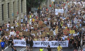 Centenares de vecinos protestan por los pisos turísticos del barrio de la Barceloneta, en Barcelona.-EFE