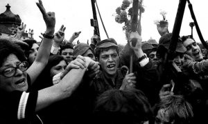 Soldados y civiles celebran la victoria del levantamiento militar que acabaría con la dictadura de Marcelo Caetano. EDUARDO GAGEIRO REUTERS