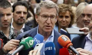 Feijóo se hace el listo recomendando a Puigdemont que lea la Constitución y le sale mal